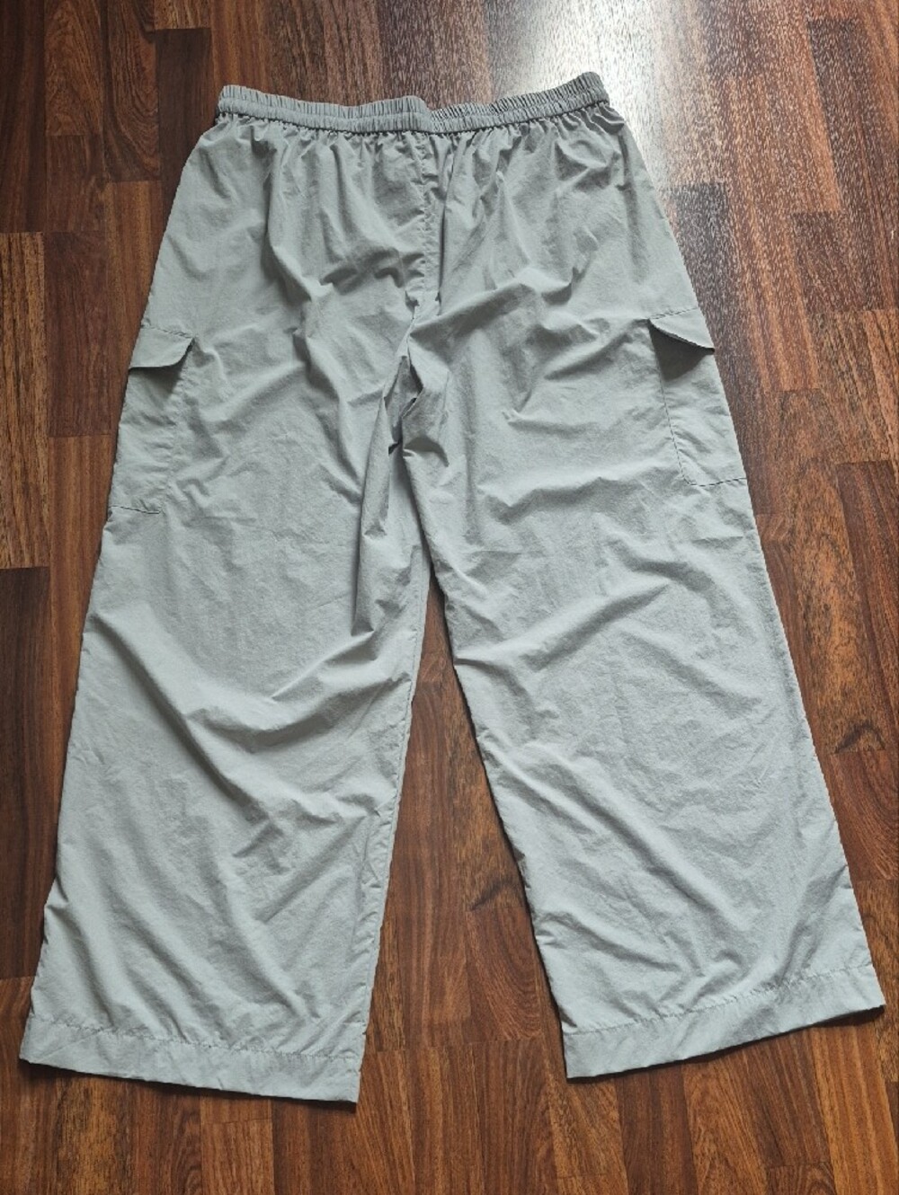 Relaxed Wide-Leg Cargo Pants in Light Gray - Picture 5 of 7